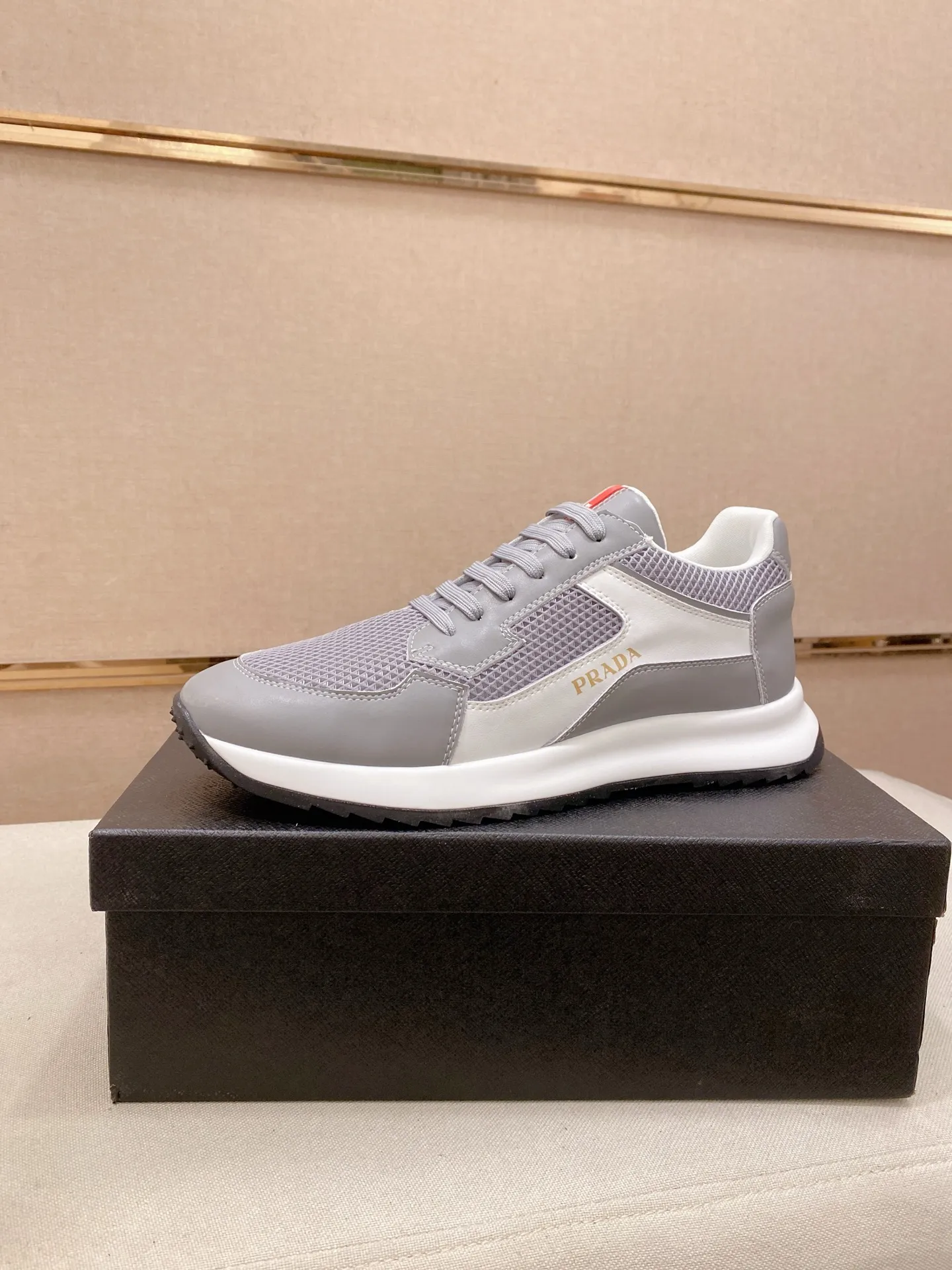 Factory price 462💰 The new PRADA (Prada) counters are launched simultaneously, new men's shoes, 😘fabrics are selected from cowhide. Lining: Mesh lining. 👍🏿 High-end ☄️ air-cushion molded anti-slip rubber outsole, exquisite lines, simple and elegant, comfortable and high-end for leisure travel. Number of yards: 38 to 44. Can be ordered for 45 non-refundable